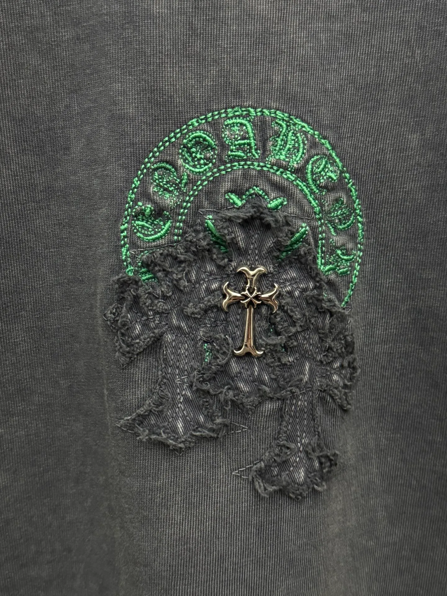 P240 top version, real shot without P, ​​different from market currency) 𝗖𝗵𝗿𝗼𝗺𝗲 𝗛𝗲𝗮𝗿𝘁𝘀/Croxin 2026 spring new original single counter American washed patch embroidered couple short sleeves 👑The highest version! Customized fabric 320 grams, washed and fried. Best-selling model at the counter. Very comfortable to wear. Accessories: Original molded and authenticated collar label➕100% silk wash label. Genuine purchase-grade original hangtag➕matching hanging rope➕3D hanging beads➕original packaging bag. Craftsmanship: The original version has consistent wiring! The highest version of the armhole matching technique! Color: Gray Black Size: S M L XL Style No.: 6616